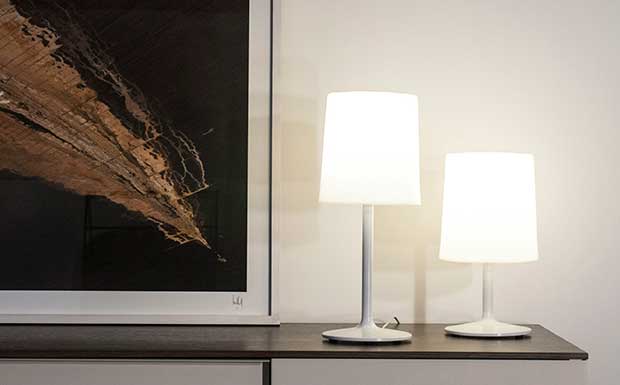 Lámpara de mesa con pie de metal y pantalla en Chintz WIRE