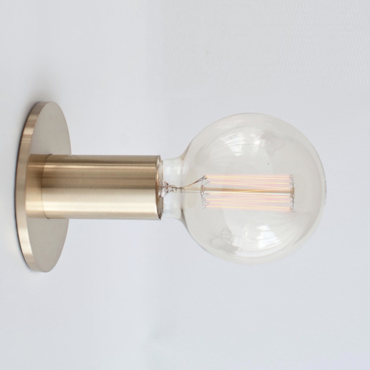 aplique_de_pared_con_lampara_de_filamento_coco_acabado_dorado