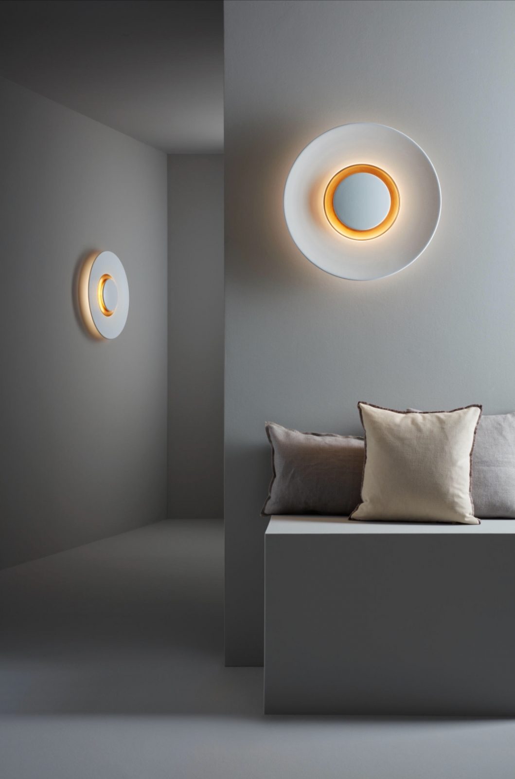 Aplique de pared o techo Big Bang en blanco mate y detalles en dorado