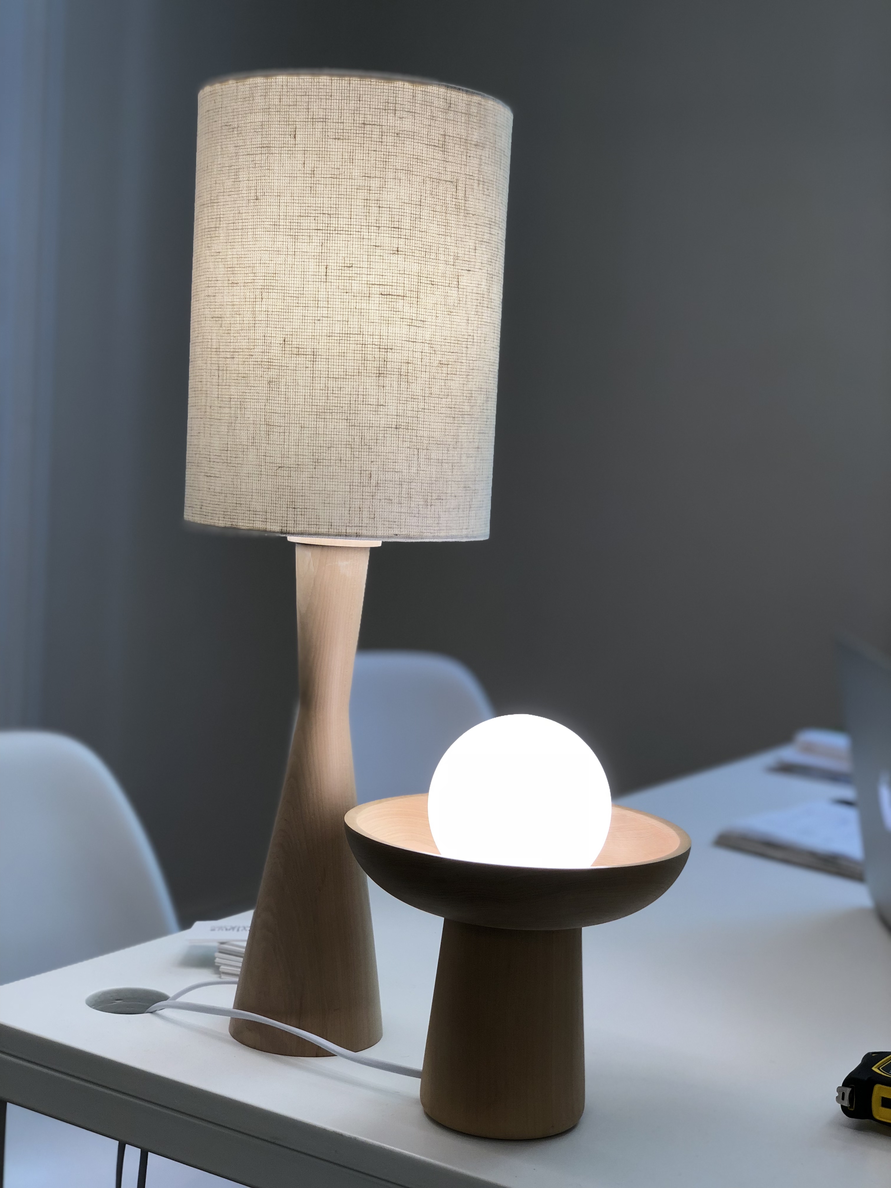 Lámpara de mesa Cono con base de madera maciza torneada y pantalla de