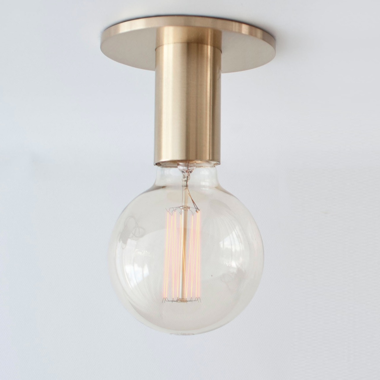 plafon_de_techo_con_lampara_de_filamento_coco_en_dorado