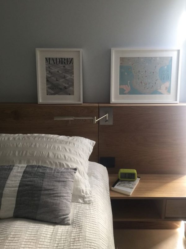 Aplique de pared para respaldo de cama Cannon con doble brazo