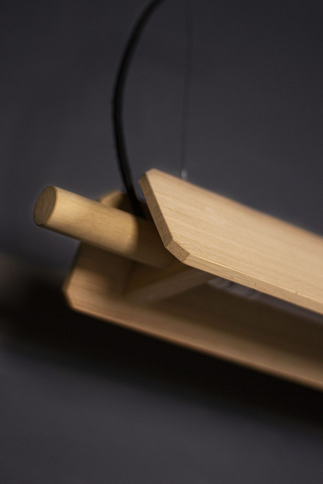 Lámpara colgante lineal Torre fabricada en madera - Boutique de Luz