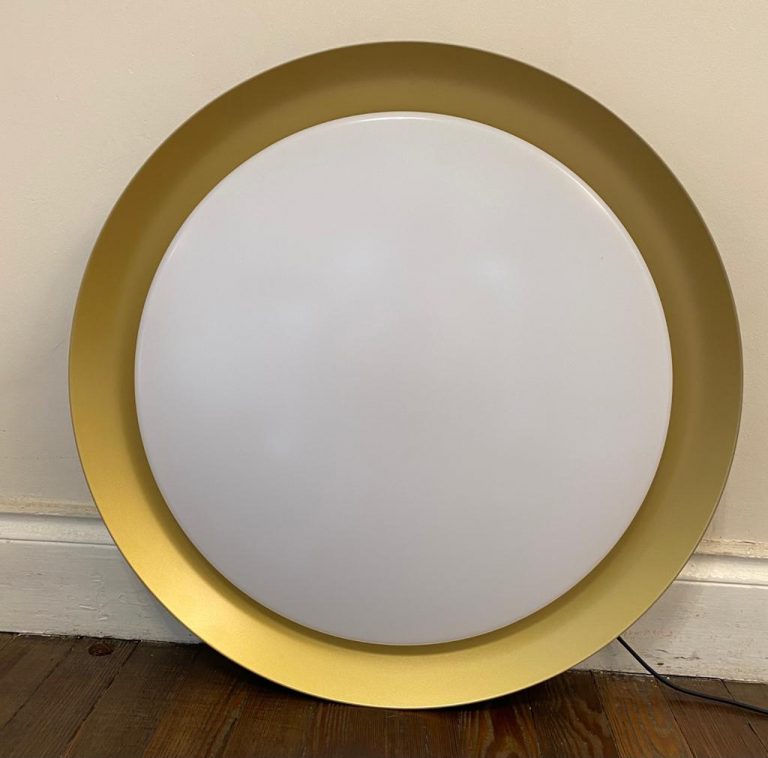 Plafón Blinis dimmerizable disponible en color blanco o negro con