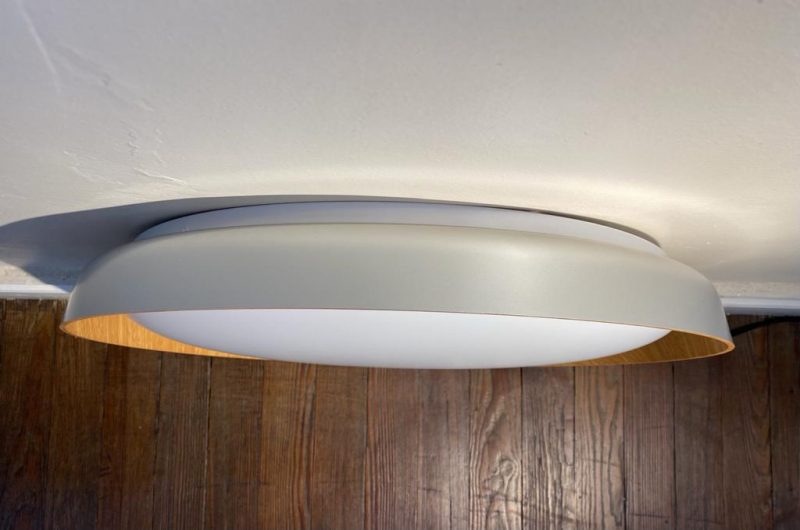 Plafón Lisa dimmerizable gris anodizado con detalles símil madera