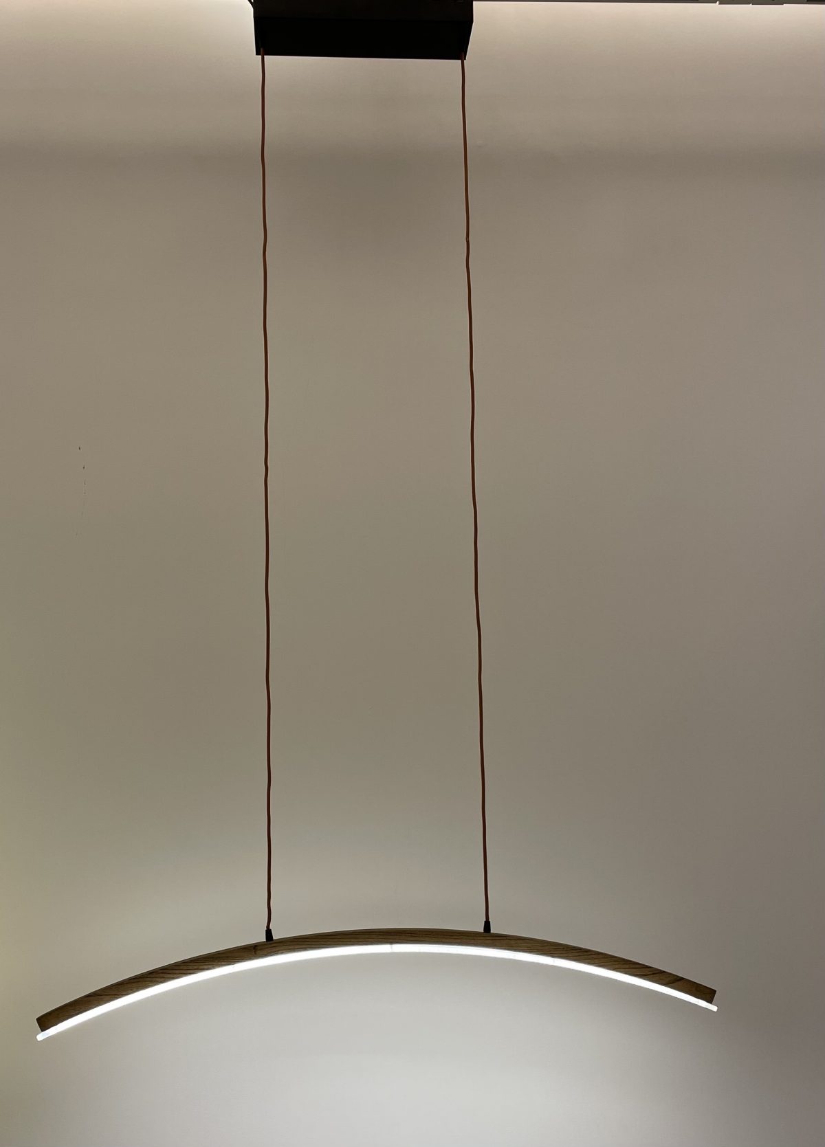 Lámpara colgante WoodWave con curva de madera