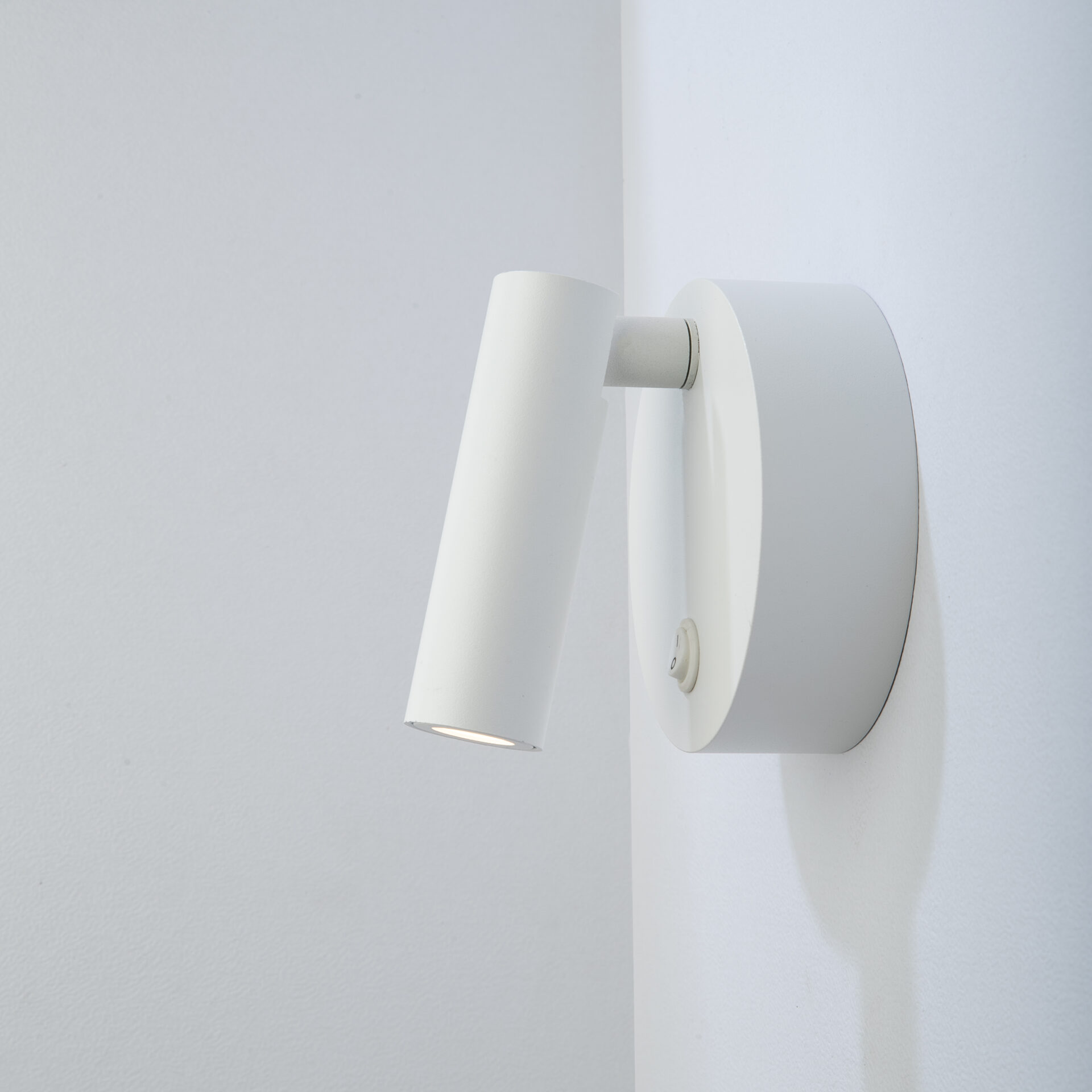 Aplique de Pared con Interruptor Direccionable de Metal Blanco