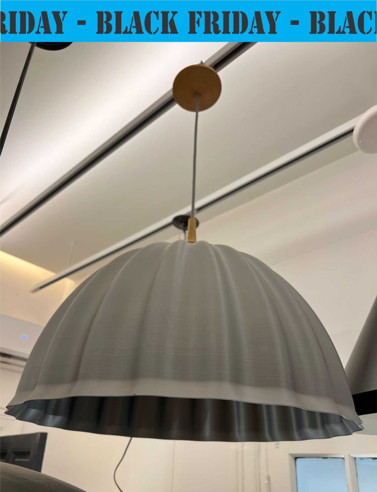 BLACK FRIDAY – UNICA UNIDAD Lámpara colgante Aretha con campana impresa 3D y detalles en madera torneada